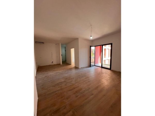 Tirane, jepet me qera apartament 1+1+Ballkon Kati 3, 80 m² 700 € (Rruga e Kavajes)