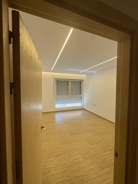 Tirane, jepet me qera zyre Kati 1, 60 m² 650 € 