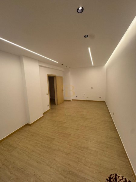 Tirane, jepet me qera zyre Kati 1, 60 m² 650 € 