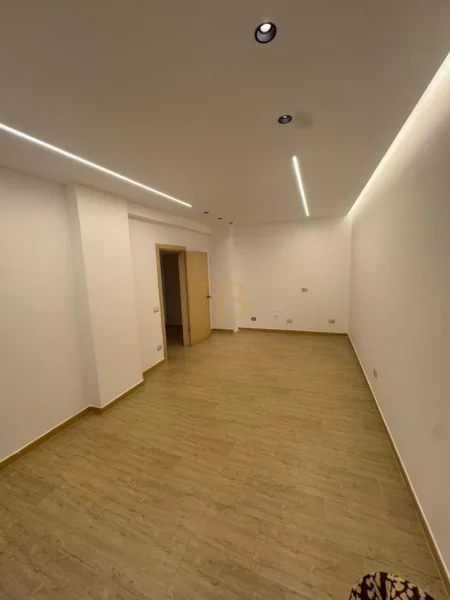 Tirane, jepet me qera zyre Kati 1, 60 m² 650 € 