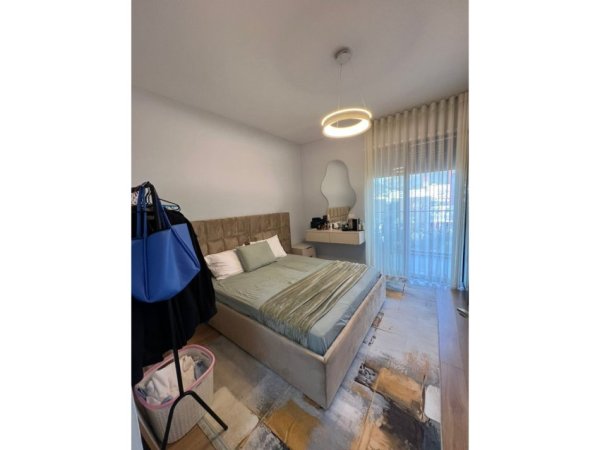 Tirane, shitet apartament 1+1+Ballkon Kati 5, 82 m² 150.000 € (Kinostudio)