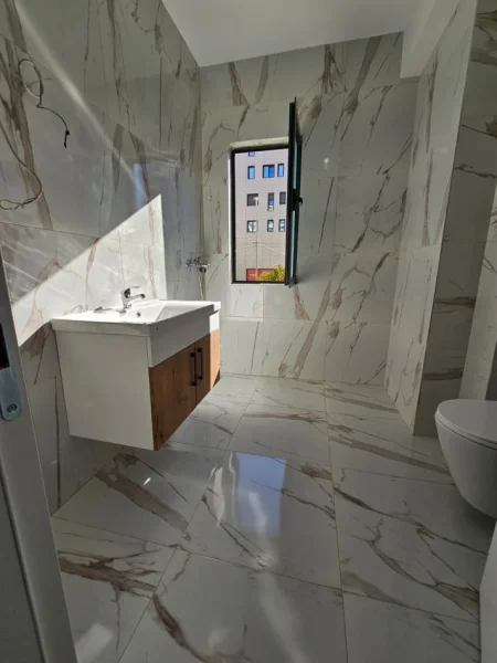 Tirane, shitet apartament 1+1 Kati 2, 132.000 € 