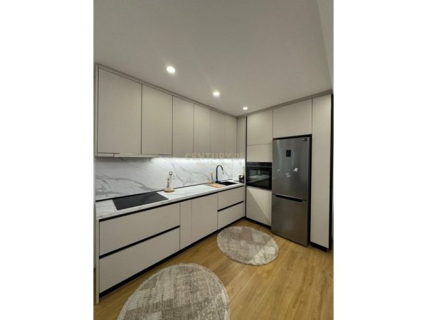Tirane, shitet apartament 2+1+Ballkon Kati 2, 91 m² 155.000 € (Fresku)