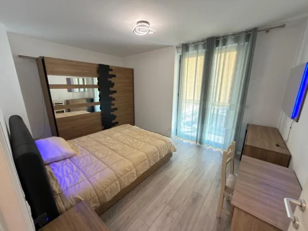 Tirane, jepet me qera apartament 2+1 Kati 6, 800 €