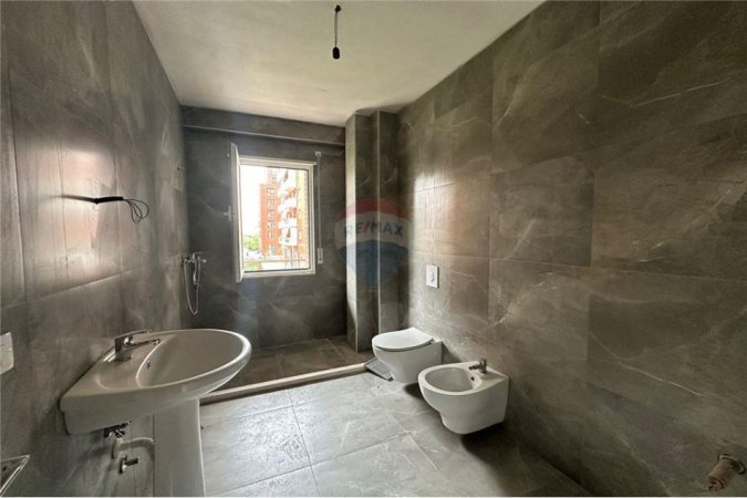 Tirane, jepet me qera apartament 2+1+Ballkon , 121 m² 600 € (Astir)