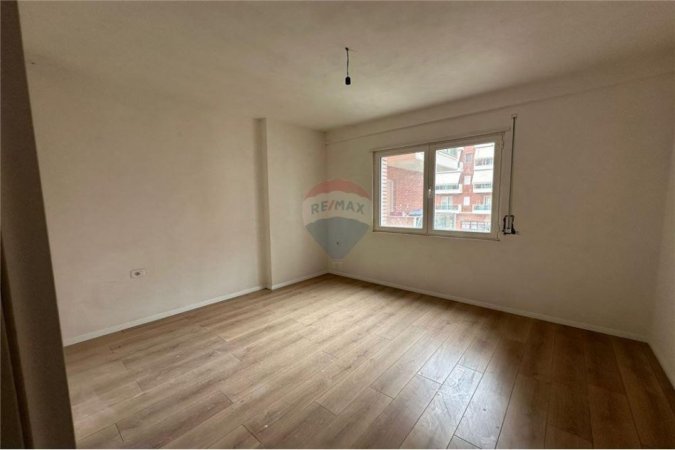 Tirane, jepet me qera apartament 2+1+Ballkon , 121 m² 600 € (Astir)