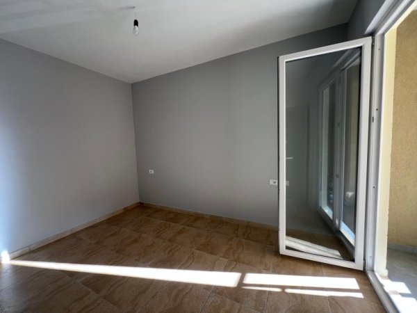 Tirane, jap me qera apartament 1+1+Ballkon Kati 2, 66 m² 250 € (rruga e qelqit)
