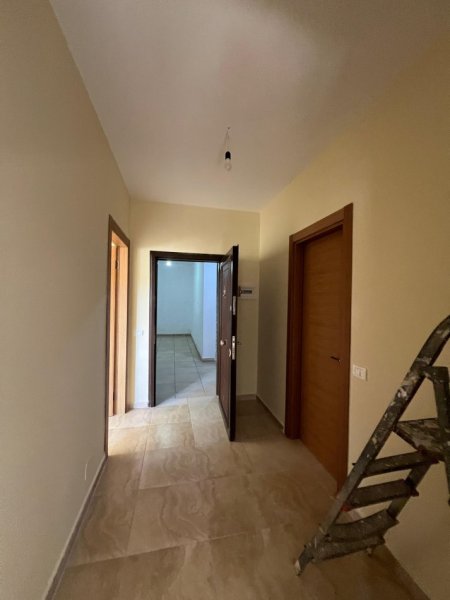 Tirane, jap me qera apartament 1+1+Ballkon Kati 2, 66 m² 250 € (rruga e qelqit)