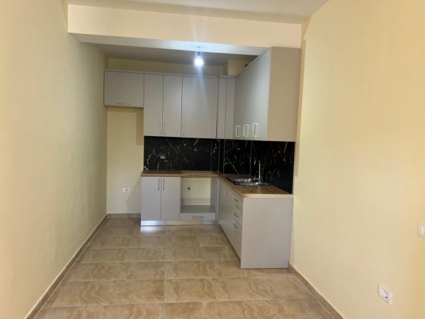 Tirane, jap me qera apartament 1+1+Ballkon Kati 2, 66 m² 250 € (rruga e qelqit)