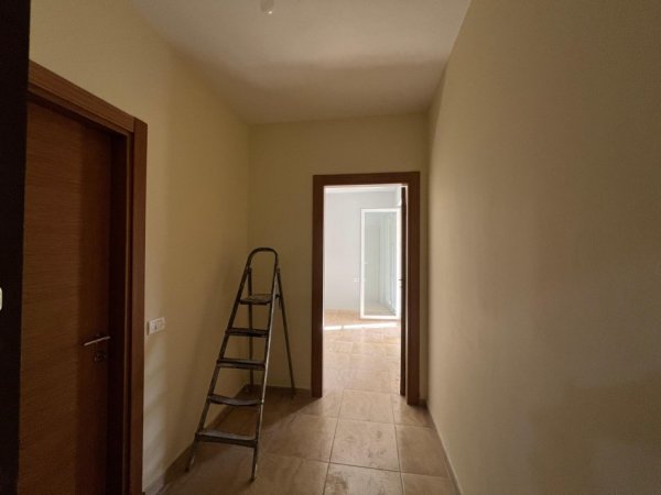 Tirane, jap me qera apartament 1+1+Ballkon Kati 2, 66 m² 250 € (rruga e qelqit)
