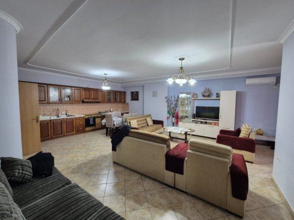 Tirane, jepet me qera apartament 2+1 Kati 5, 115 m² 700 € (21 Dhjetori)