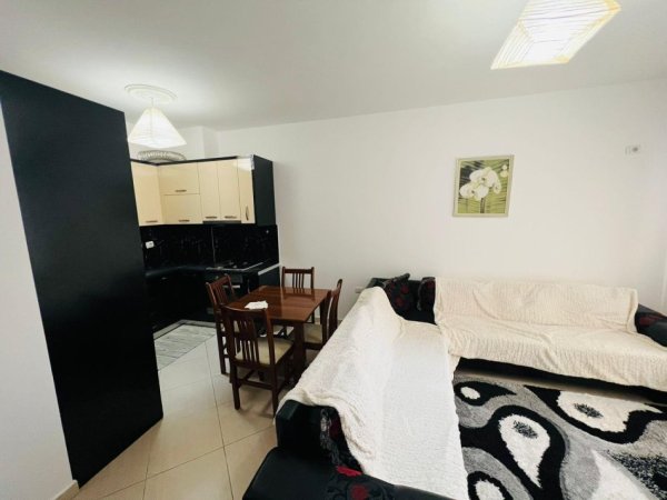 Tirane, jepet me qera apartament 1+1+Ballkon Kati 4, 70 m² 450 € (Kodra e Diellit)