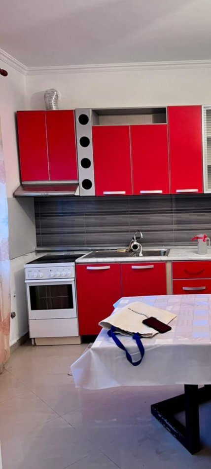 Tirane, jepet me qera apartament 2+1 Kati 2, 500 € (Rruga: “Gjin Gjergji”)