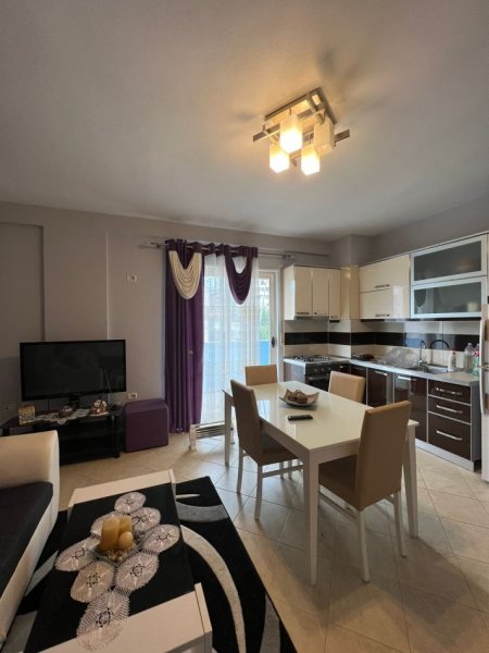 Tirane, jepet me qera apartament 1+1+Ballkon Kati 5, 100 m² 450 € (Fresku)