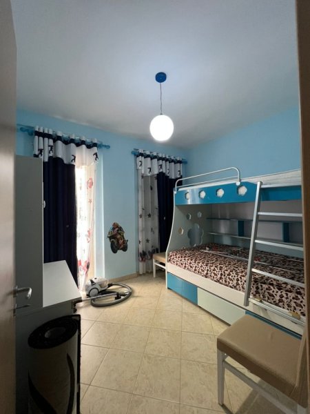 Tirane, jepet me qera apartament 1+1+Ballkon Kati 5, 100 m² 450 € (Fresku)