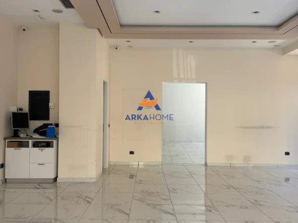 Tirane, jepet me qera dyqan Kati 0, 110 m² 2.750 € (QENDER)