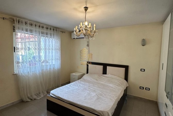 Tirane, jepet me qera apartament 2+1+Ballkon Kati 2, 130 m² 550 € (Brryli)