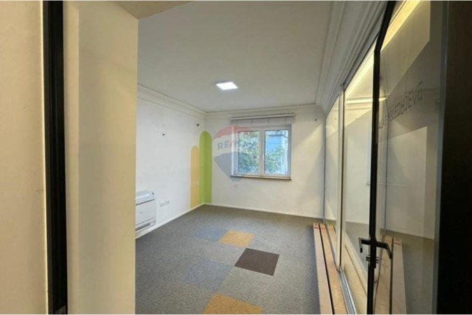 Tirane, jepet me qera zyre , 130 m² 1.500 € (Zogu i Zi)