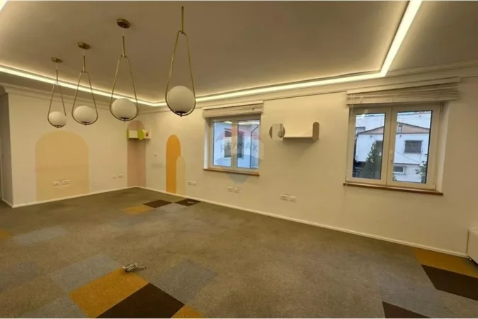 Tirane, jepet me qera zyre , 130 m² 1.500 € (Zogu i Zi)