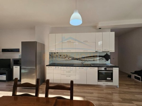 Tirane, jepet me qera apartament 2+1 Kati 3, 100 m² 1.100 € (prane toptani shopping center)