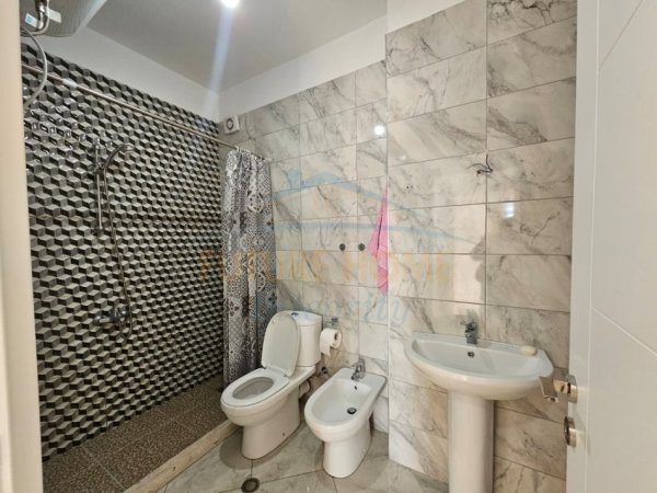 Tirane, jepet me qera apartament 2+1 Kati 3, 100 m² 1.100 € (prane toptani shopping center)