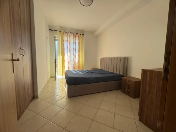 Tirane, jepet me qera apartament 2+1 Kati 8, 110 m² 500 € (astir)