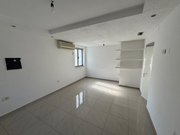 Tirane, jepet me qera ambjent biznesi Kati 1, 100 m² 800 € (rruga mmine peza)