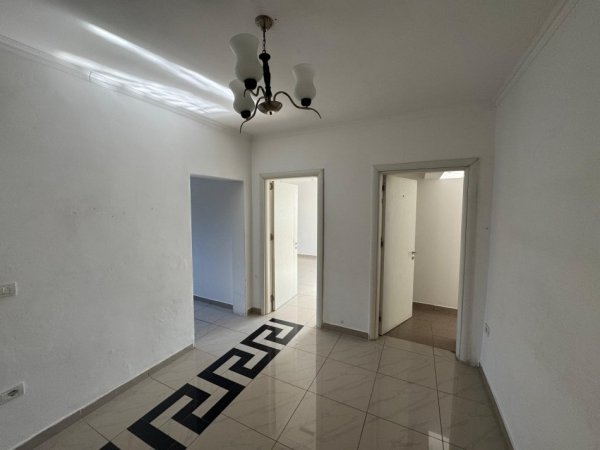 Tirane, jepet me qera ambjent biznesi Kati 1, 100 m² 800 € (rruga mmine peza)