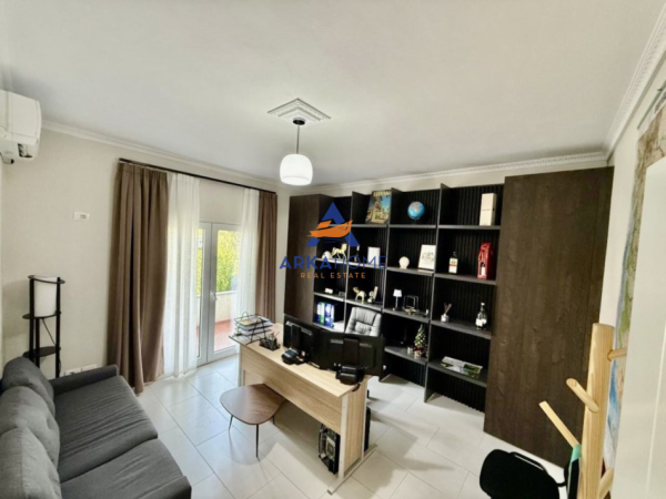 Tirane, jepet me qera zyre Kati 1, 150 m² 650 € (ALI DEMI)