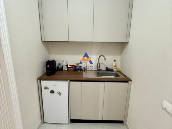 Tirane, jepet me qera zyre Kati 1, 150 m² 650 € (ALI DEMI)