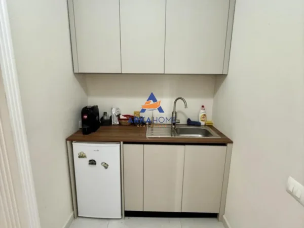 Tirane, jepet me qera zyre Kati 1, 150 m² 650 € (ALI DEMI)