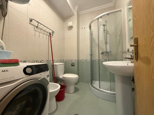 Tirane, jepet me qera apartament 2+1+Ballkon Kati 5, 95 m² 600 € 