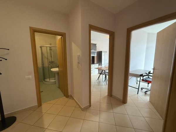 Tirane, jepet me qera apartament 2+1+Ballkon Kati 5, 95 m² 600 € 