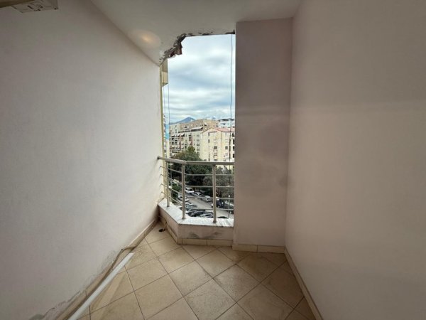 Tirane, jepet me qera apartament 2+1+Ballkon Kati 5, 95 m² 600 € 