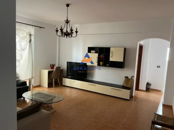 Tirane, jepet me qera apartament 1+1+Ballkon Kati 5, 67 m² 500 € (STACIONI I TRENIT)