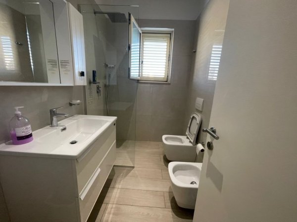 Tirane, jepet me qera apartament 2+1+Ballkon Kati 3, 80 m² 700 € 
