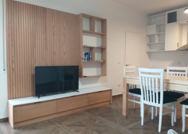 Tirane, jepet me qera apartament 1+1 , 110 m² 450 € (5 MAJI)