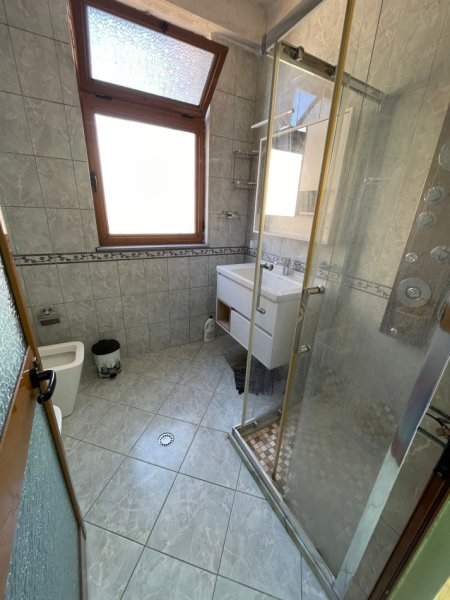 Tirane, jepet me qera apartament 1+1 Kati 2, 550 € (Stacioni i trenit)