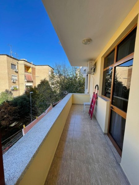 Tirane, jepet me qera apartament 1+1 Kati 2, 550 € (Stacioni i trenit)