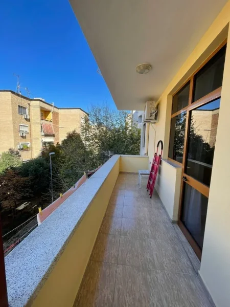 Tirane, jepet me qera apartament 1+1 Kati 2, 550 € (Stacioni i trenit)