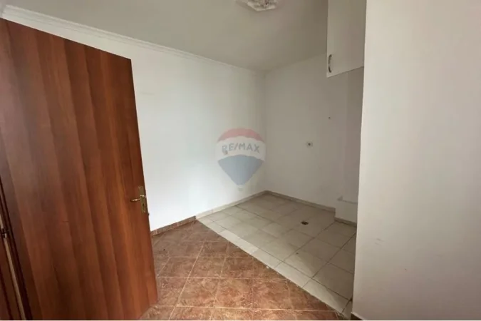 Tirane, jepet me qera zyre Kati 3, 150 m² 1.200 € (ish Ekspozita)