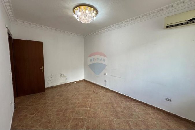 Tirane, jepet me qera zyre Kati 3, 150 m² 1.200 € (ish Ekspozita)