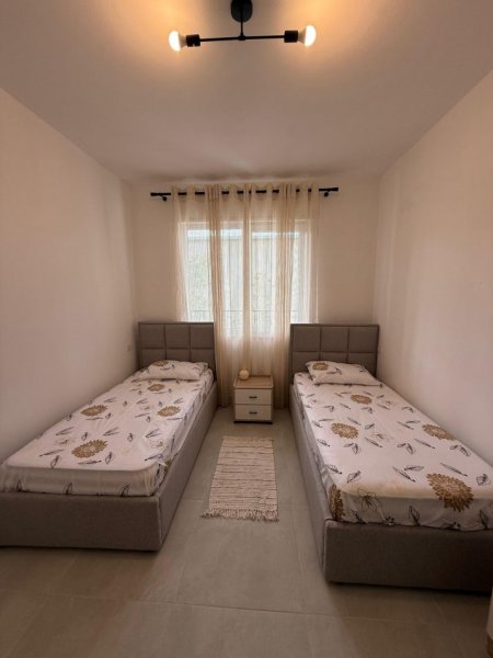 Tirane, jepet me qera apartament 2+1 Kati 1, 85 m² 550 € (univers city)