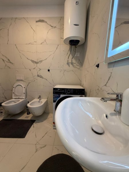 Tirane, jepet me qera apartament 2+1 Kati 1, 85 m² 550 € (univers city)