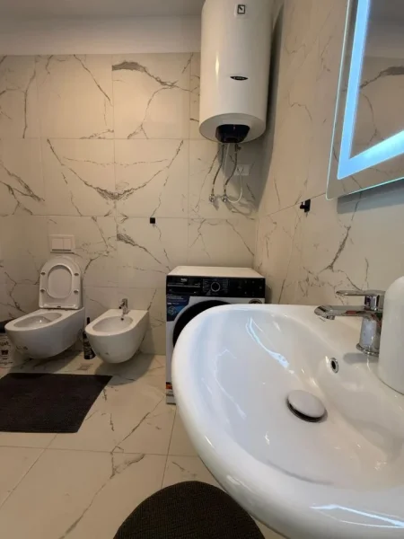 Tirane, jepet me qera apartament 2+1 Kati 1, 85 m² 550 € (univers city)