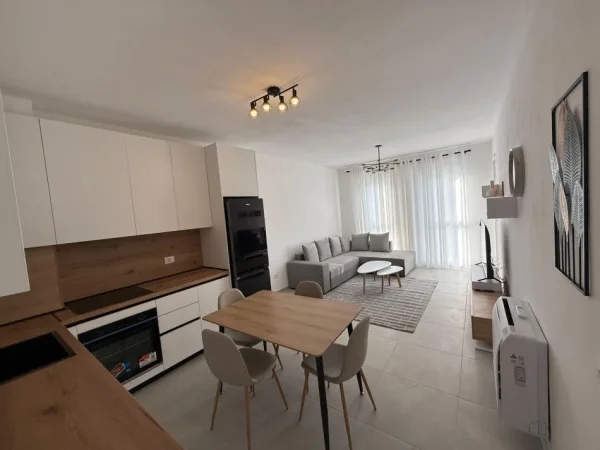 Tirane, jepet me qera apartament 2+1 Kati 1, 85 m² 550 € (univers city)