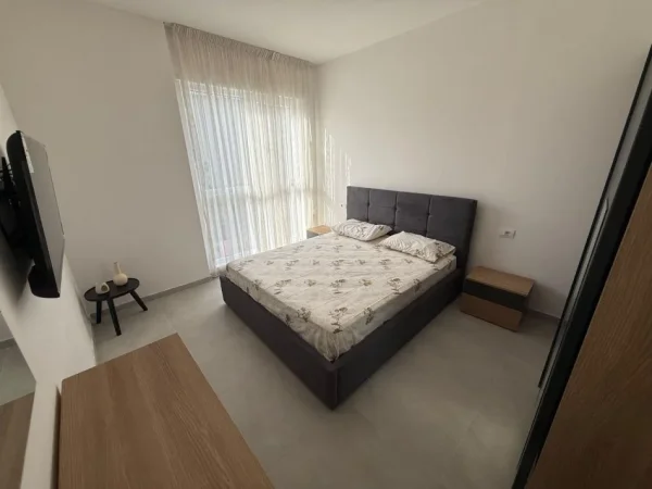 Tirane, jepet me qera apartament 2+1 Kati 1, 85 m² 550 € (univers city)
