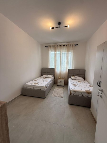 Tirane, jepet me qera apartament 2+1 Kati 1, 85 m² 550 € (univers city)