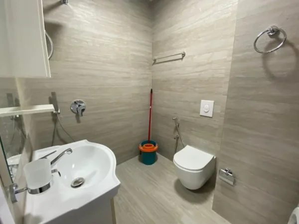 Tirane, jepet me qera apartament 2+1+Ballkon Kati 8, 100 m² 700 € (Komuna e Parisit)