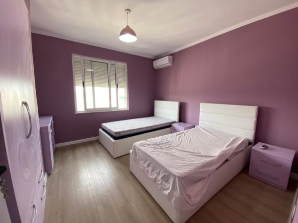 Tirane, jepet me qera apartament 2+1+Ballkon Kati 8, 100 m² 700 € (Komuna e Parisit)